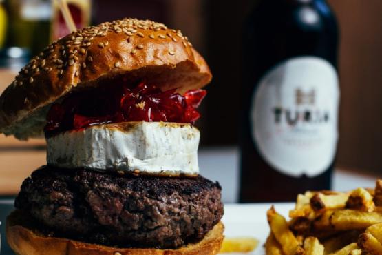 https://www.homeburgerbar.com/Para%20cada%20hamburguesa%20existe%20una%20cerveza%20perfecta