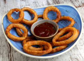 Aros de cebolla con nuestra salsa secreta BBQ